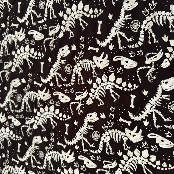 Bums and Roses Other - Dinosaur Fossil Pattern Throw Blanket - Black and White